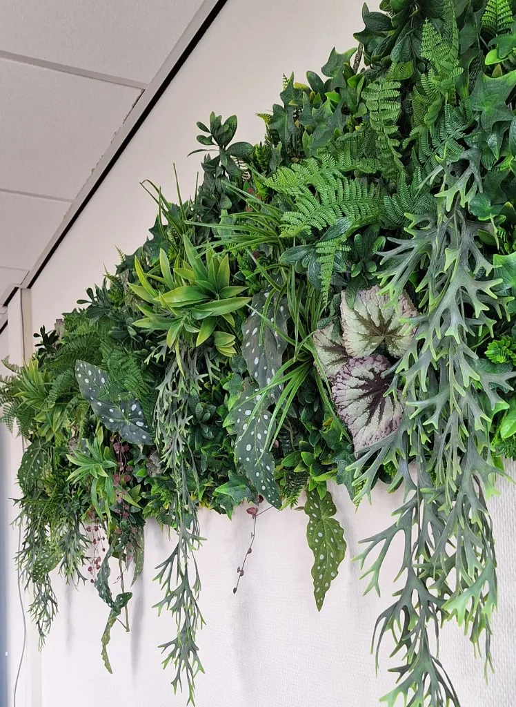 Groenwand van kunstplanten
